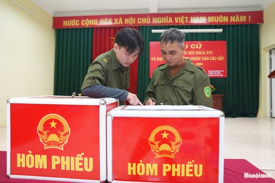 Đêm không ngủ của lực lượng phục vụ bầu cử