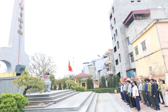 Xã Hồng Vân dâng hương tại 6 nghĩa trang liệt sĩ trước ngày bầu cử