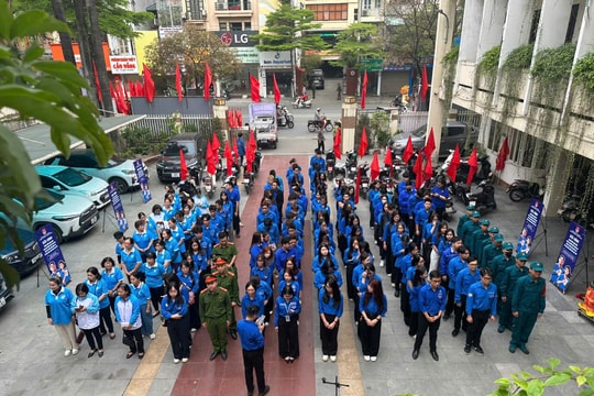 Cử tri trẻ phường Văn Miếu - Quốc Tử Giám háo hức trong lần đầu tham gia bầu cử