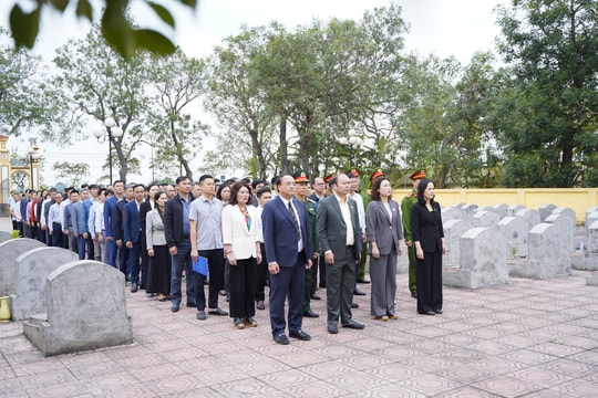Xã Chuyên Mỹ dâng hương tại Nghĩa trang liệt sĩ, quyết tâm tổ chức thành công cuộc bầu cử