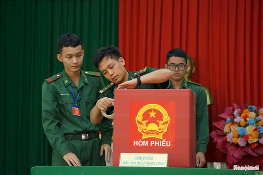 Hình ảnh cán bộ, chiến sĩ biên phòng tham gia bầu cử sớm tại Lâm Đồng