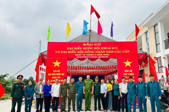 Lực lượng quân sự xã Hưng Đạo phối hợp bảo đảm an toàn các khu vực bầu cử