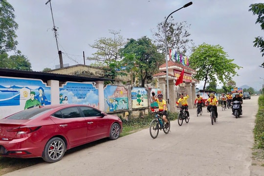 Sôi nổi hoạt động đạp xe tuyên truyền bầu cử ở xã Xuân Mai