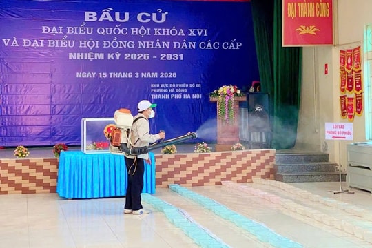 Trạm Y tế phường Hà Đông chủ động phun khử khuẩn tại các điểm bầu cử