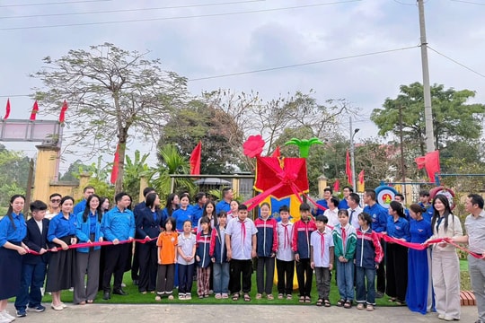 Đoàn Thanh niên xã Tiến Thắng khánh thành và trao tặng 2 công trình "Sân chơi thiếu nhi - Tranh tường bích họa và Hàng cây thanh niên"