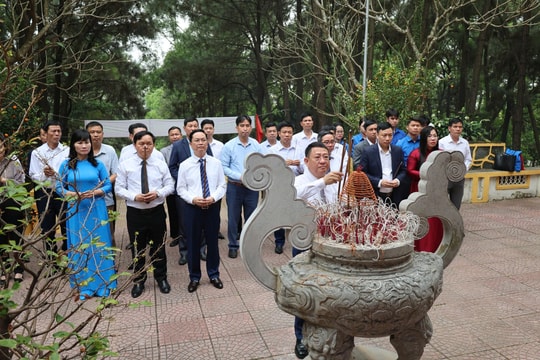 Lãnh đạo xã Tiến Thắng dâng hương tại Đồi 79 Mùa Xuân nhân ngày bầu cử 15-3