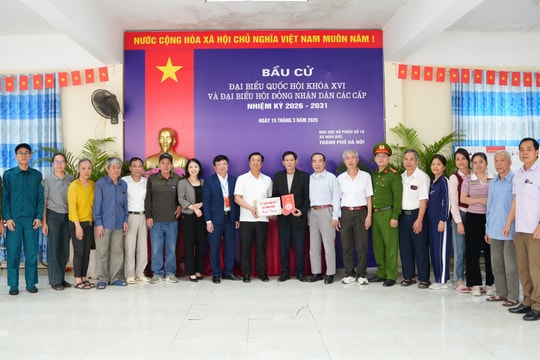 Lãnh đạo xã Hoài Đức thăm, động viên các điểm bầu cử