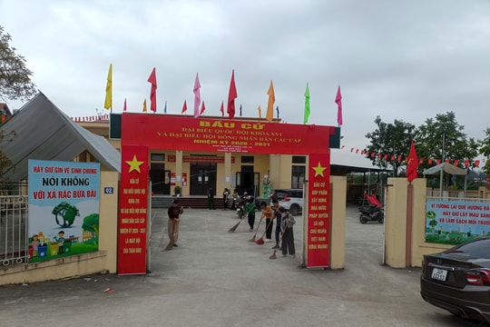 Phụ nữ Bất Bạt cùng làm đẹp thôn xóm, sẵn sàng cho ngày hội bầu cử