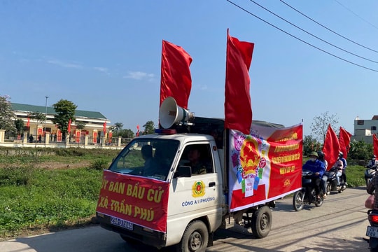 Xe tuyên truyền lưu động lan tỏa không khí bầu cử đến từng thôn xóm của xã Trần Phú