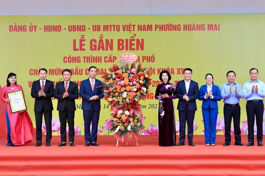 Phường Hoàng Mai: Gắn biển công trình cấp thành phố chào mừng ngày bầu cử