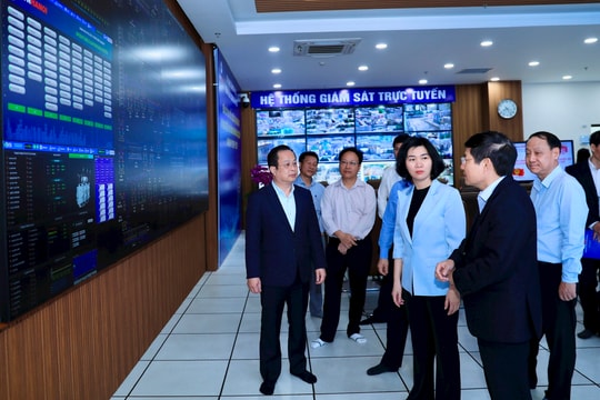Chủ tịch HĐND thành phố Phùng Thị Hồng Hà thăm, động viên các lực lượng ứng trực phục vụ bầu cử