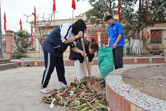 Đoàn thanh niên xã Hát Môn tổng vệ sinh môi trường chào mừng ngày bầu cử