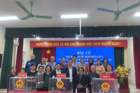 Lãnh đạo phường Yên Hòa kiểm tra công tác chuẩn bị tại các điểm bỏ phiếu