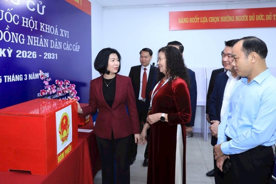 Chủ tịch HĐND thành phố Phùng Thị Hồng Hà kiểm tra công tác bầu cử tại phường Hoàng Mai