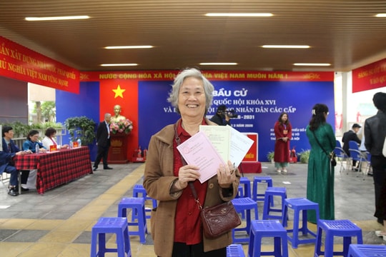 Cử tri phường Giảng Võ gửi gắm niềm tin qua từng lá phiếu