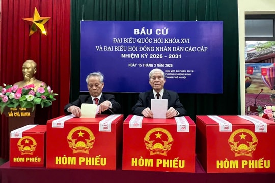 Phường Khương Đình hỗ trợ cử tri cao tuổi đi bầu cử