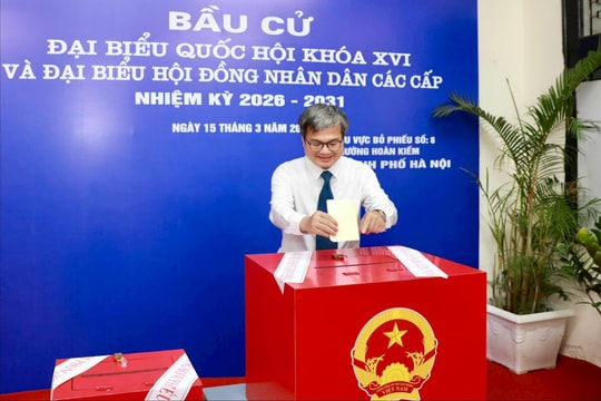 Phó Chủ tịch UBND thành phố Trương Việt Dũng bỏ phiếu bầu cử tại phường Hoàn Kiếm
