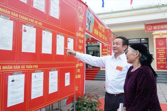 Đông đảo cử tri xã Trần Phú đi bỏ phiếu trong buổi sáng