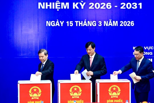 Bí thư Thành ủy Hà Nội Nguyễn Duy Ngọc dự lễ khai mạc và bỏ phiếu bầu cử tại phường Ba Đình