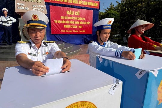 Cử tri Trường Sa nô nức đi bầu cử