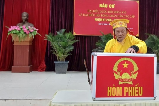 Cử tri thôn Lạc Thị, xã Ngọc Hồi phấn khởi tham gia bầu cử tại khu vực bỏ phiếu số 2