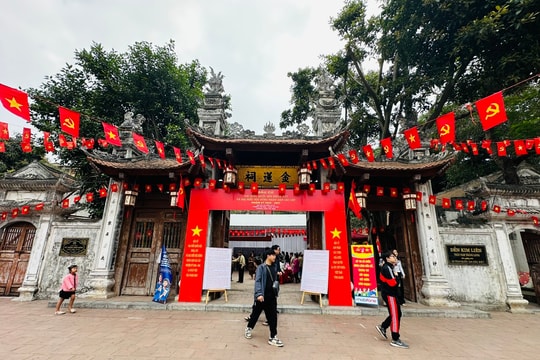 Người dân phường Văn Miếu - Quốc Tử Giám hồ hởi bỏ phiếu tại Di tích đền Kim Liên