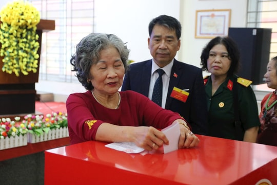 Gần 80% cử tri phường Xuân Phương tham gia bỏ phiếu trong buổi sáng