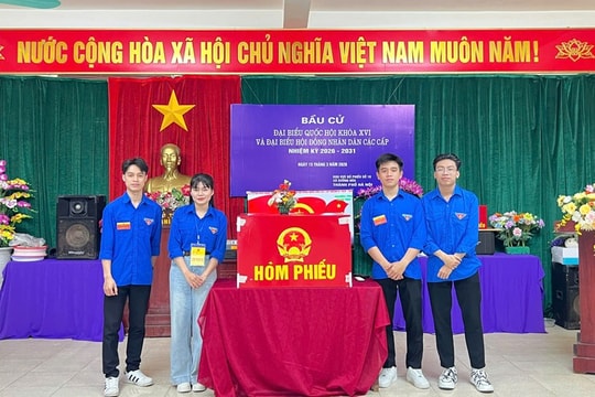 Tuổi trẻ xã Dương Hòa xung kích hỗ trợ ngày hội bầu cử