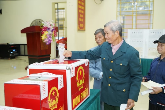 Cử tri xã Chuyên Mỹ hăng hái đi bầu cử đại biểu Quốc hội khóa XVI và đại biểu HĐND các cấp