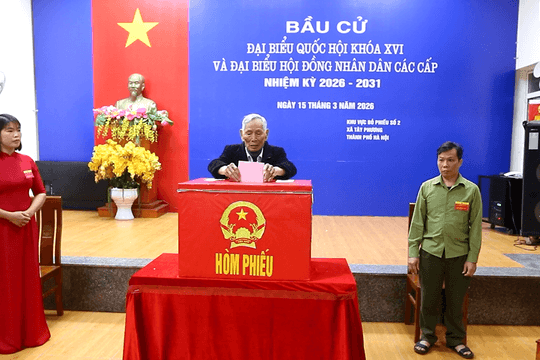 Cử tri 70 tuổi Đảng cùng nhân dân xã Tây Phương phấn khởi trong ngày hội bầu cử