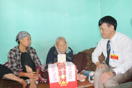 Cụ ông 108 tuổi xúc động khi được mang hòm phiếu phụ đến nhà thực hiện quyền cử tri