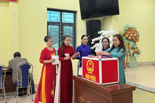 Cử tri Ngọc Hồi hăng hái đi bỏ phiếu