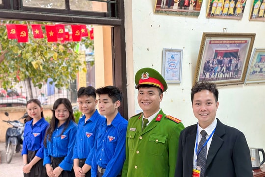 Thanh niên xã Ngọc Hồi hỗ trợ cử tri tại 18 điểm bầu cử