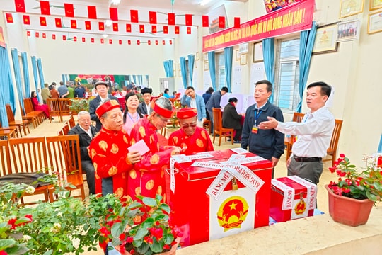 Đông đảo cử tri xã Hưng Đạo đi bầu cử ngay đầu giờ sáng