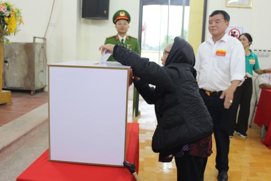 Cử tri 103 tuổi tự tay bỏ phiếu trong ngày hội non sông