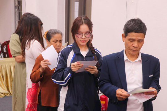 Cử tri trẻ tự hào trong lần đầu cầm lá phiếu