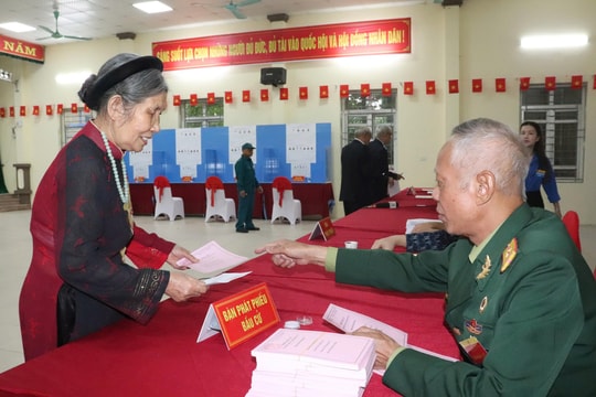Cử tri xã Quang Minh gửi gắm niềm tin qua từng lá phiếu