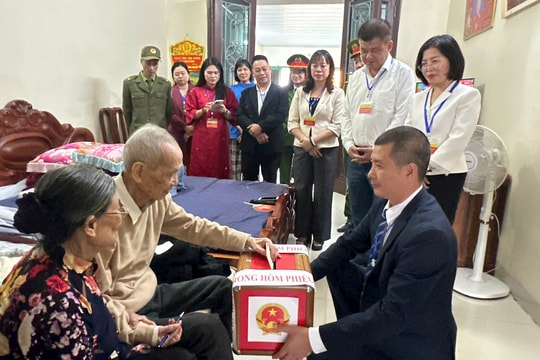 Xã Thường Tín: Cán bộ mang hòm phiếu đến tận nhà cử tri