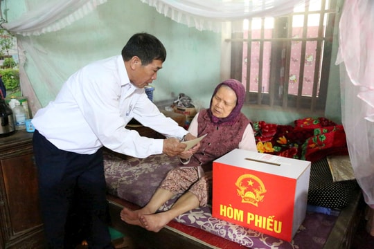 Xã Trung Giã sử dụng hòm phiếu lưu động, không để cử tri nào bị “bỏ lại phía sau”