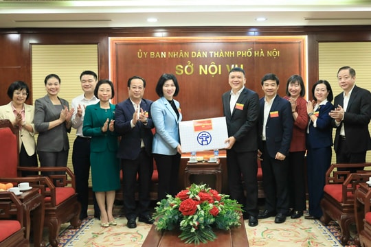 Chủ tịch HĐND thành phố Phùng Thị Hồng Hà thăm, động viên cán bộ làm nhiệm vụ phục vụ bầu cử