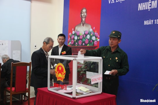 Cử tri xã Vĩnh Thanh phấn khởi thực hiện quyền công dân