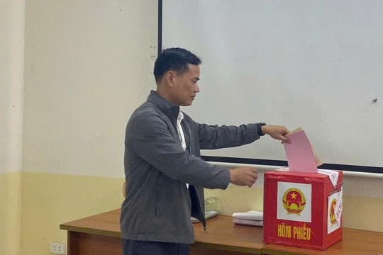 Tổ bầu cử số 22 xã Phú Cát tổ chức 2 điểm bỏ phiếu lưu động