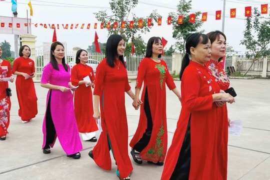 Phụ nữ Quang Minh rạng rỡ áo dài trong ngày bầu cử