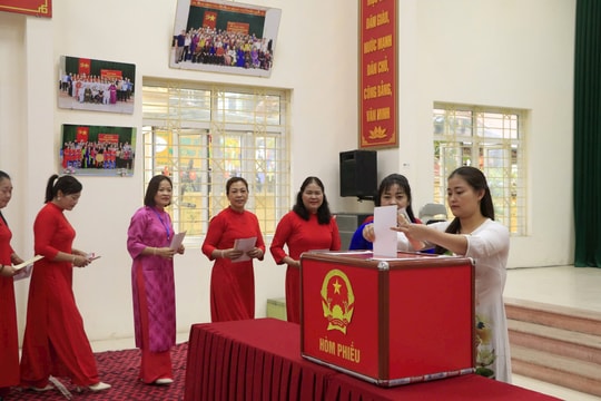 Phụ nữ xã Thượng Phúc rạng rỡ mặc áo dài đi bầu cử