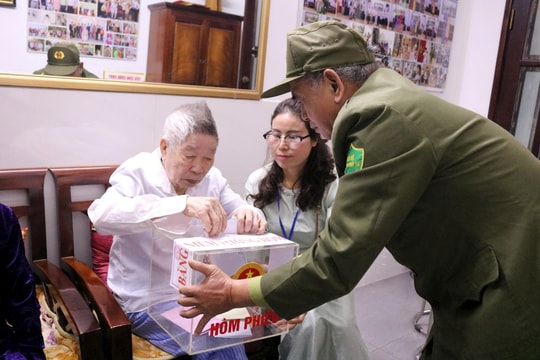 Cử tri phường Nghĩa Đô háo hức đi bầu cử