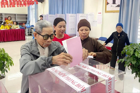 Ứng Hòa chung tay hỗ trợ cử tri cao tuổi, người khuyết tật đến bỏ phiếu