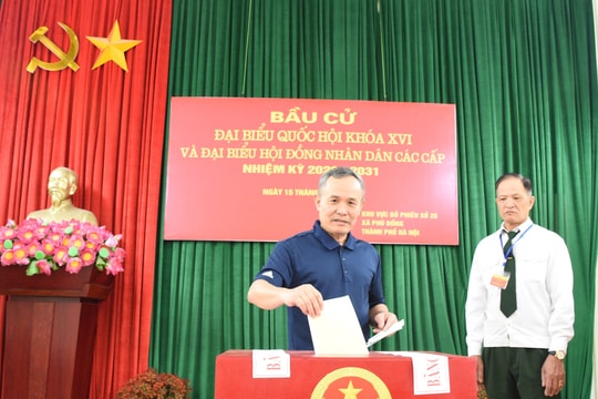 Cử tri cao tuổi ở Phù Đổng gửi trọn niềm tin qua từng lá phiếu