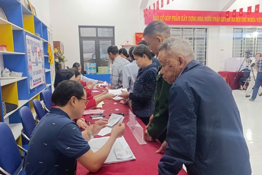Xã Quốc Oai: Cử tri nô nức đi bỏ phiếu từ sáng sớm