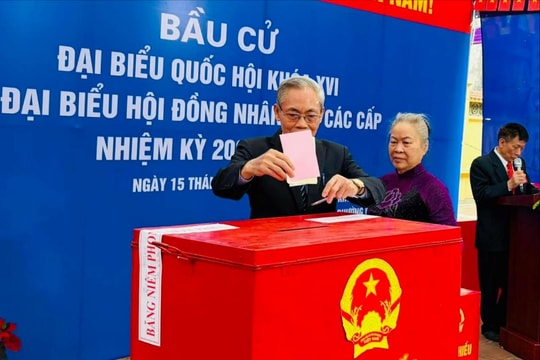 Cử tri phường Vĩnh Tuy nô nức tham gia ngày hội toàn dân
