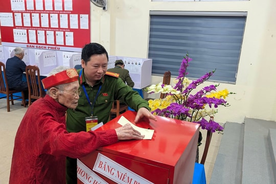 Cử tri 106 tuổi tại xã An Khánh vẫn trực tiếp đi bầu cử